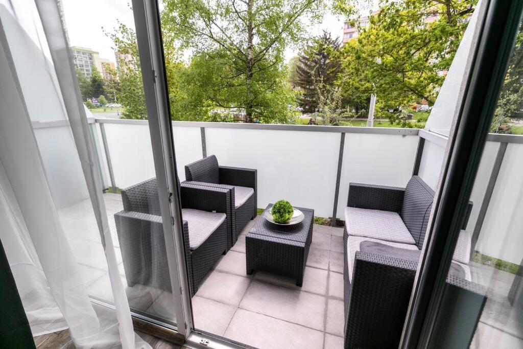 Alure Residences 1 & 24H Self Check-In, Free Parking In Front Of The Apartment Building, New Building, Terrace, Cafe With Breakfast In The Apartment Building, Next To The Aqua Park 반스카비스트리카 외부 사진