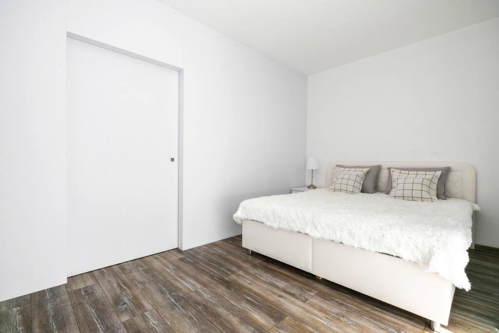 Alure Residences 1 & 24H Self Check-In, Free Parking In Front Of The Apartment Building, New Building, Terrace, Cafe With Breakfast In The Apartment Building, Next To The Aqua Park 반스카비스트리카 외부 사진