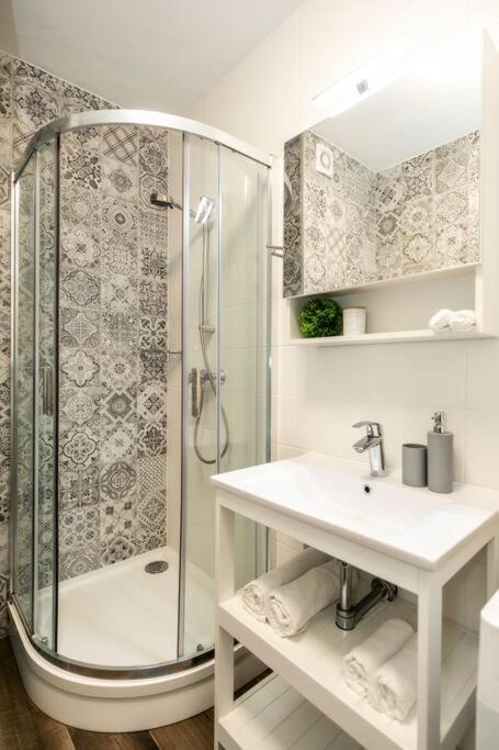 Alure Residences 1 & 24H Self Check-In, Free Parking In Front Of The Apartment Building, New Building, Terrace, Cafe With Breakfast In The Apartment Building, Next To The Aqua Park 반스카비스트리카 외부 사진