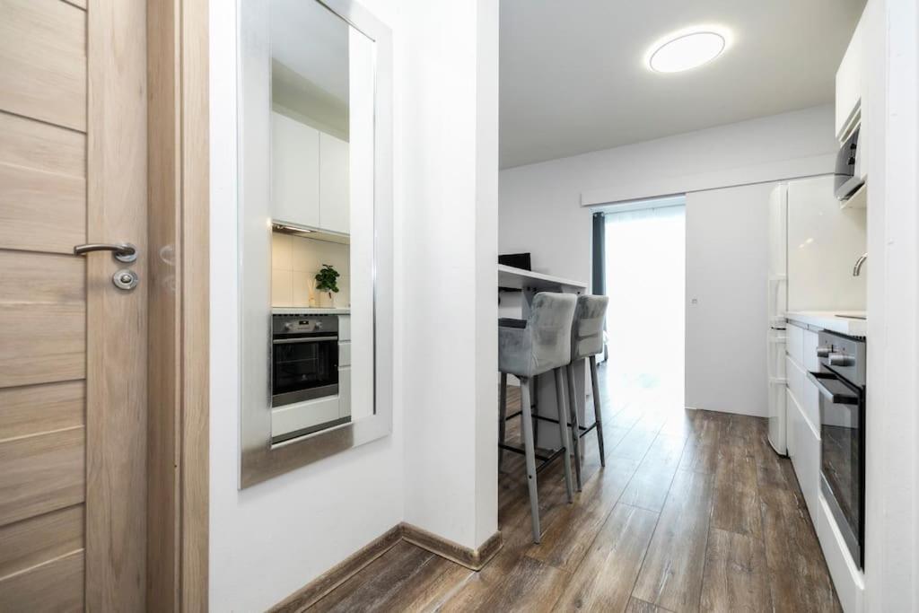 Alure Residences 1 & 24H Self Check-In, Free Parking In Front Of The Apartment Building, New Building, Terrace, Cafe With Breakfast In The Apartment Building, Next To The Aqua Park 반스카비스트리카 외부 사진