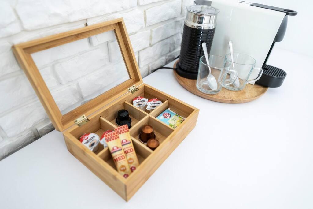 Alure Residences 1 & 24H Self Check-In, Free Parking In Front Of The Apartment Building, New Building, Terrace, Cafe With Breakfast In The Apartment Building, Next To The Aqua Park 반스카비스트리카 외부 사진