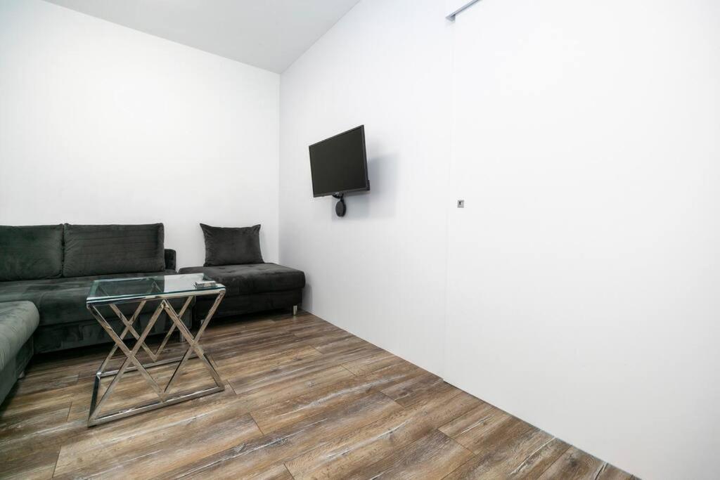 Alure Residences 1 & 24H Self Check-In, Free Parking In Front Of The Apartment Building, New Building, Terrace, Cafe With Breakfast In The Apartment Building, Next To The Aqua Park 반스카비스트리카 외부 사진